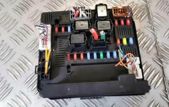 Nissan Qashqai Fuse module 284B7JD01B