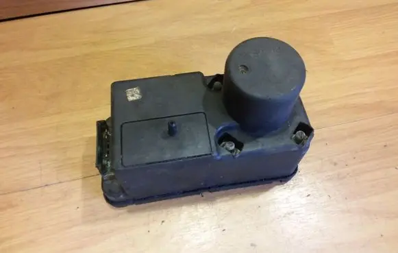 Volkswagen Golf III Central locking vacuum pump 357862257