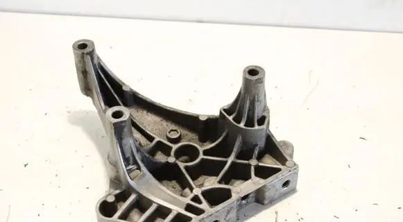 Volkswagen PASSAT B6 Engine mounting bracket 03G199207A