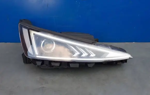Hyundai Elantra VI Headlight/headlamp 92102F2