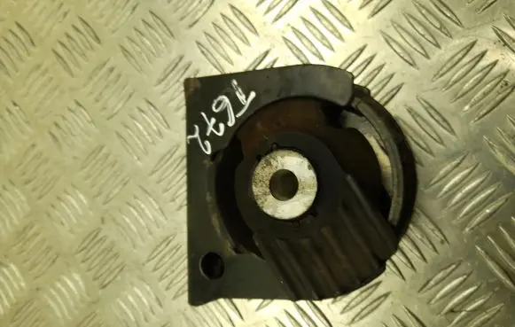 Toyota Avensis T270 Engine mount bracket 672