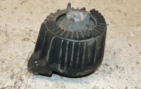 Mercedes-Benz C W204 Engine mount bracket A2042400317