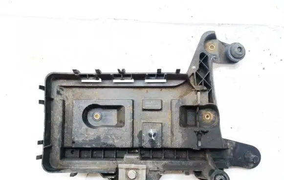 Volkswagen Jetta VI Battery box tray 1km915333