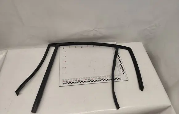 BMW X1 E84 Rubber seal rear door window/glass 17237