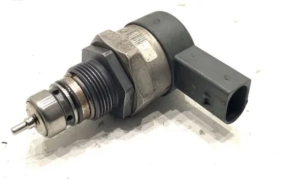 Audi A5 8T 8F Fuel pressure regulator 057130764H