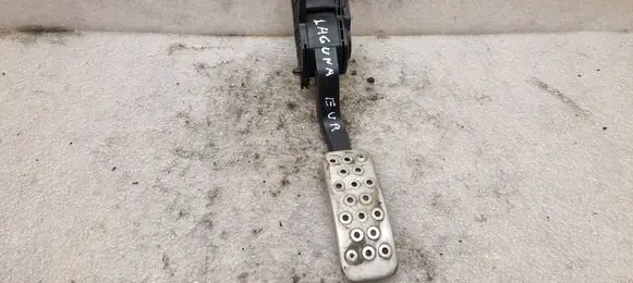 Accelerator throttle pedal