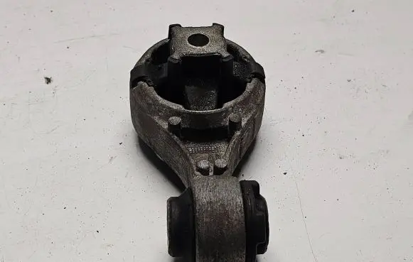 Nissan X-Trail T31 Engine mount bracket 11350