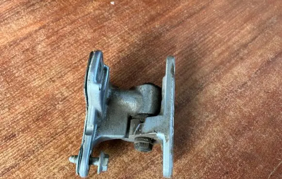 Mercedes-Benz B W245 Front door lower hinge 