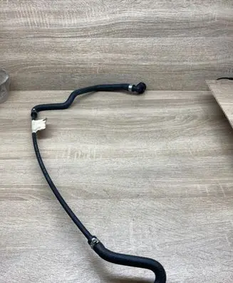 Engine coolant pipe/hose