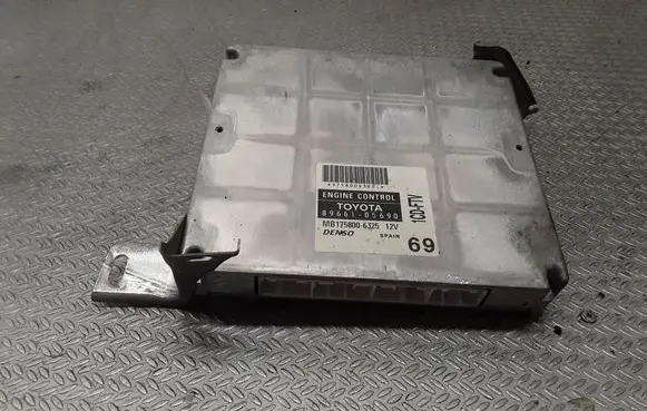Toyota Avensis T250 Engine control unit/module 1758006325 8966105690 MB1758006325