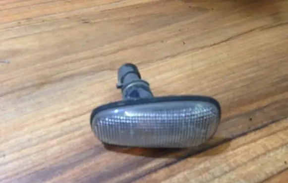 Front fender indicator light