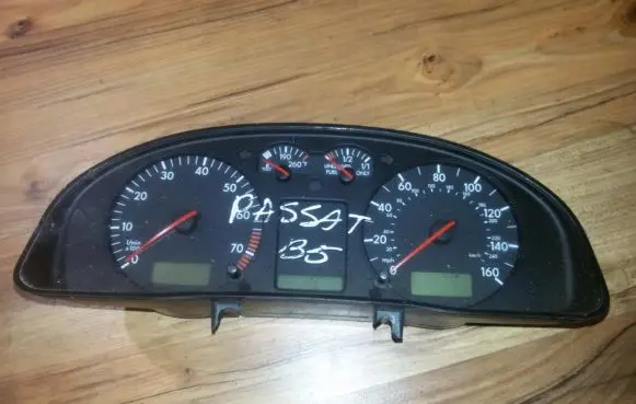 Volkswagen PASSAT B5 Speedometer (instrument cluster) 110008794 g750669h