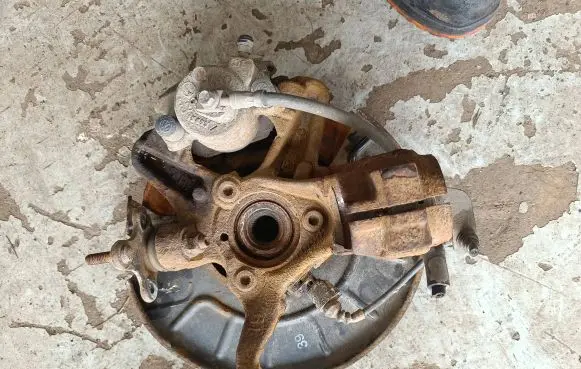 Volkswagen Golf VI Front wheel hub spindle knuckle