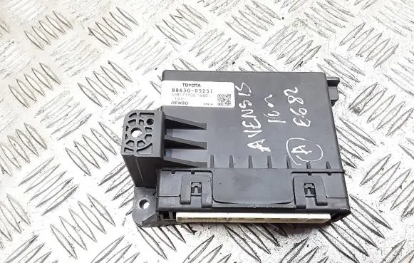 Toyota Avensis T270 Air conditioning/heating control unit 8865005251