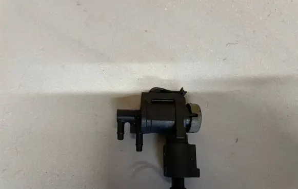 Volkswagen PASSAT B6 Vacuum valve 1K0906283A