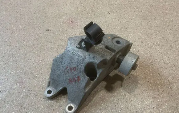 BMW 5 G30 G31 Engine mounting bracket 6864593