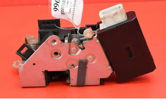 BMW 5 E39 Front door lock 8352165