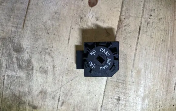 Passenger airbag on/off switch
