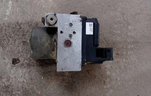 Nissan X-Trail T30 ABS Pump 33251535