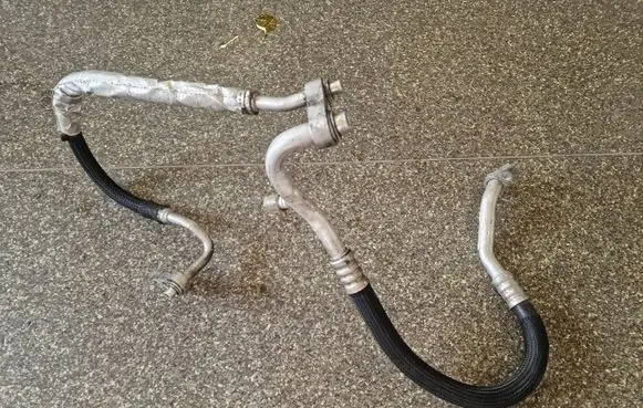 Chrysler 200 Air conditioning (A/C) pipe/hose