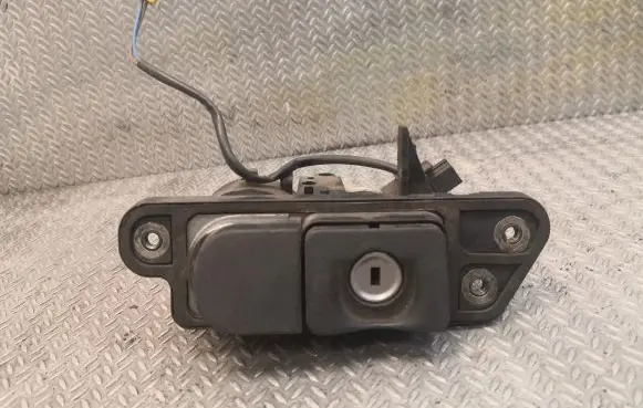 Mercedes-Benz S W220 Tailgate/boot open switch button 2208210751