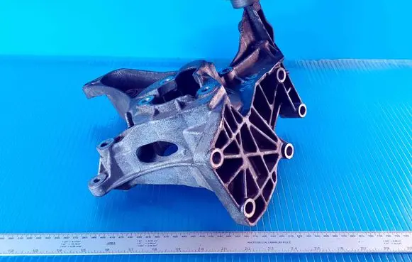 Renault Scenic I Power steering pump mounting bracket 7700113574 20072321