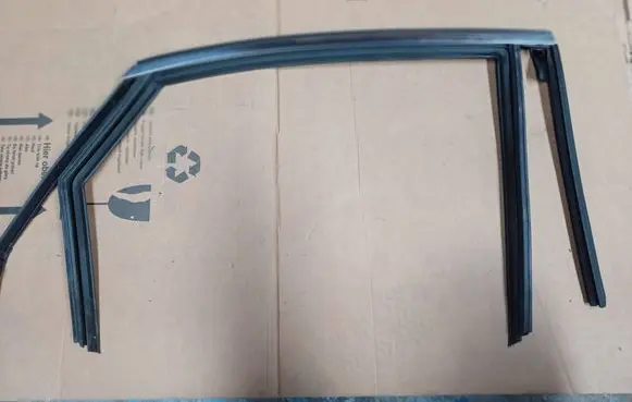 Citroen DS7 Crossback Rubber seal rear door 9815692380