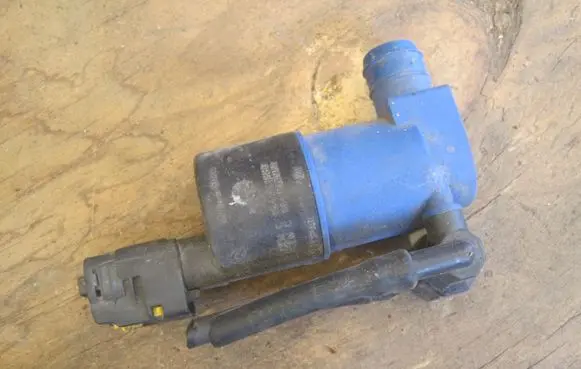 Renault Captur Windshield washer spray nozzle 681155