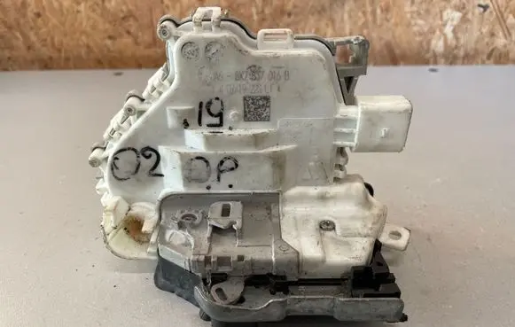 Audi Q2 - Front door lock 8X2837016B