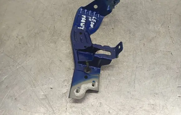 Fender mounting bracket