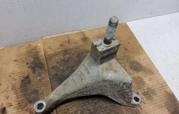 Ford Mondeo Mk III Engine mounting bracket 1S717M125AC