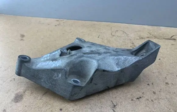 BMW 1 E81 E87 Engine mounting bracket 6775041 22116775041