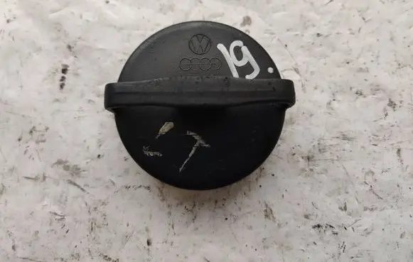 Volkswagen Golf II Oil filler cap 049103485C
