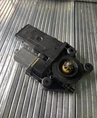 Renault Scenic III - Grand scenic III Front door window regulator motor 807310011R