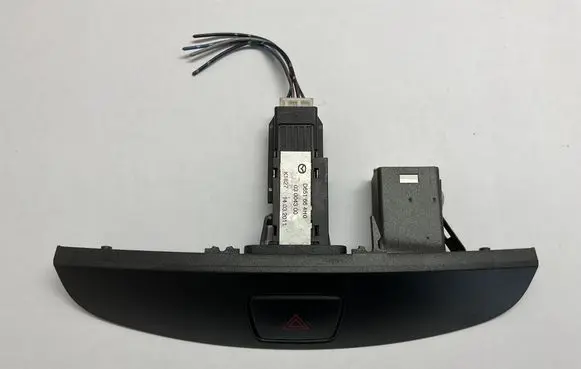 Mazda 2 Hazard light switch D651664H0 03004300 14032011