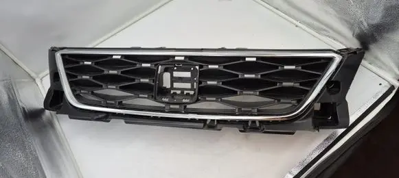 Seat Ateca Front bumper upper radiator grill 575853654C
