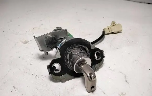 Lexus IS 220D-250-350 Tailgate exterior lock 3070