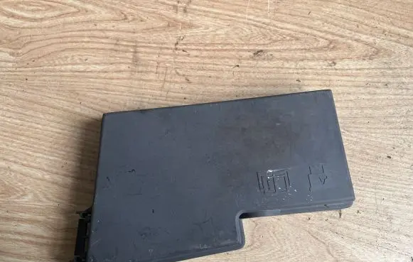 Ford Mondeo Mk III Fuse box cover 3M5T14A076AC