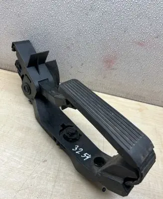 Mercedes-Benz CLS C219 Accelerator throttle pedal A2113010001