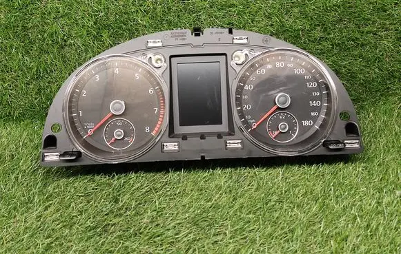 Volkswagen PASSAT CC Speedometer (instrument cluster) 3C8920970B