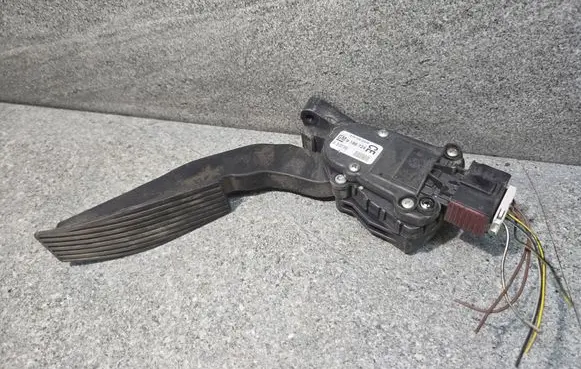 Accelerator throttle pedal