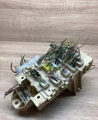 Toyota Avensis T270 Fuse module 827300D050