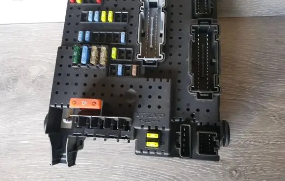 Volvo V70 Fuse module 30728512 28017881