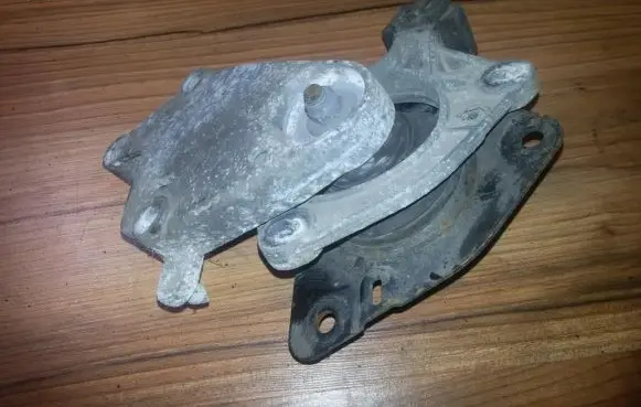 Renault Laguna I Engine mount bracket 7700823950