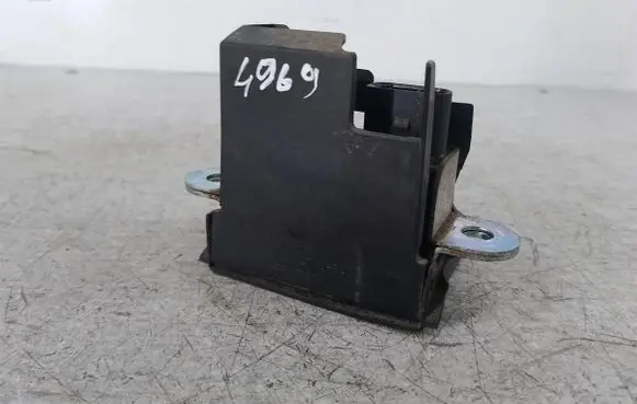 Volkswagen PASSAT B6 Tailgate lock latch 3C9827645A