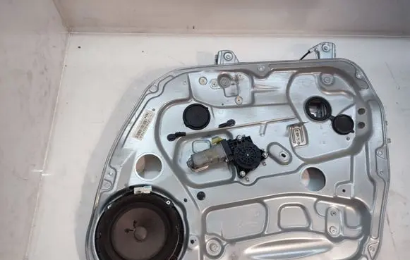 KIA Carens II Front door window regulator with motor 8248010XXX