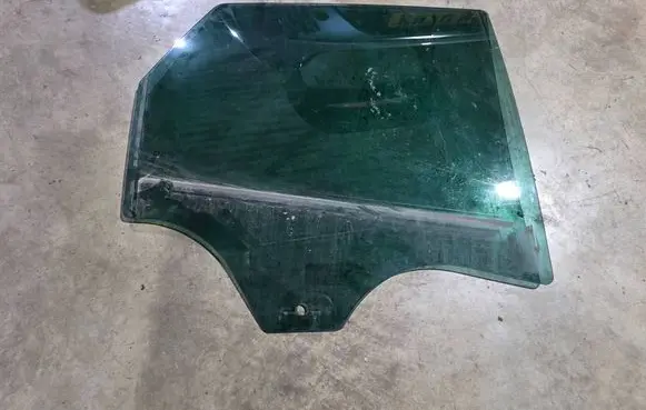 Rear door window glass