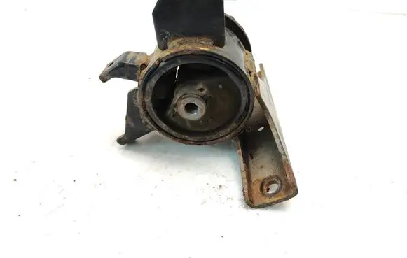 Suzuki SX4 Engine mount bracket