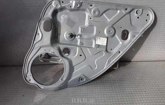 Rear door manual window regulator