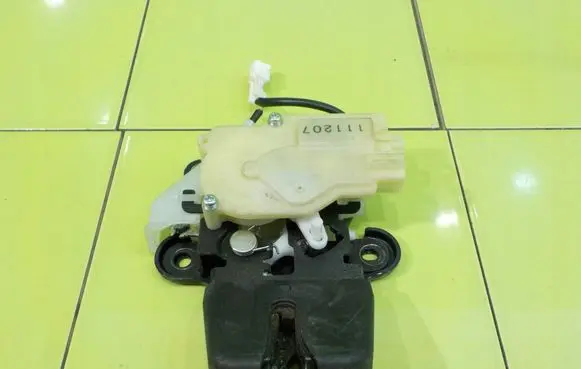 Honda Insight Tailgate exterior lock 111208